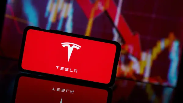 Saham Tesla Jatuh 6% Jelang Vote Gaji Triliunan Musk